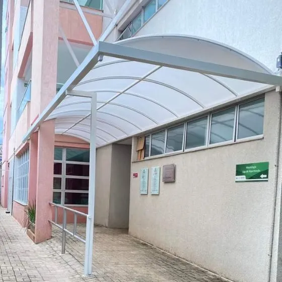 Cobertura de Lona em Guarulhos SP Cobertura de Lona em Guarulhos SP — Cobertura em pátio de comércio com mesas externas