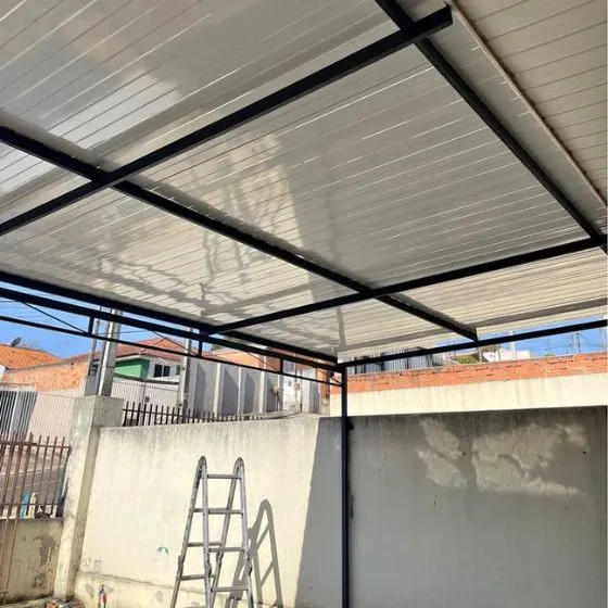Cobertura de Telha Metálica Forro em Jardim Barbosa, Guarulhos SP Cobertura de Telha Metálica Forro em Jardim Barbosa, Guarulhos SP — Cobertura em pátio de comércio com mesas externas