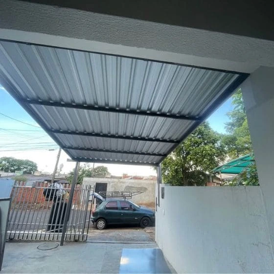 Cobertura de Telha Metálica Simples em Guarulhos SP Cobertura de Telha Metálica Simples em Guarulhos SP — Cobertura em quintal residencial coberto