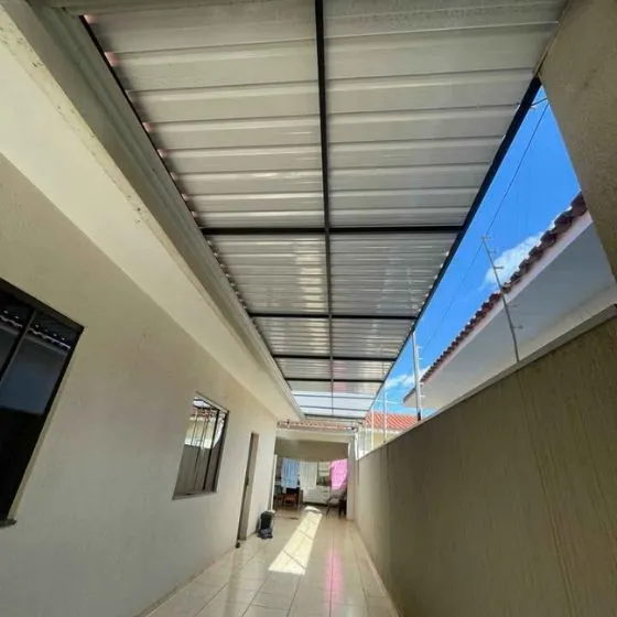 Cobertura de Telha Sanduíche em Guarulhos SP Cobertura de Telha Sanduíche em Guarulhos SP — Instalação em garagem residencial