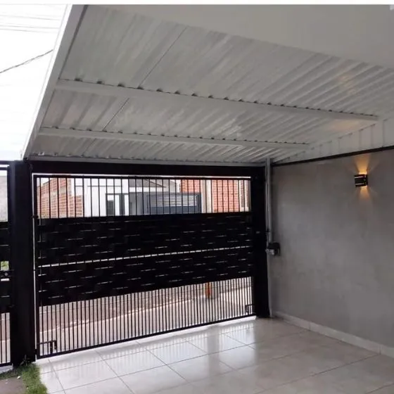 Cobertura de Telha Sanduíche em Guarulhos SP Cobertura de Telha Sanduíche em Guarulhos SP — Cobertura em quintal residencial coberto