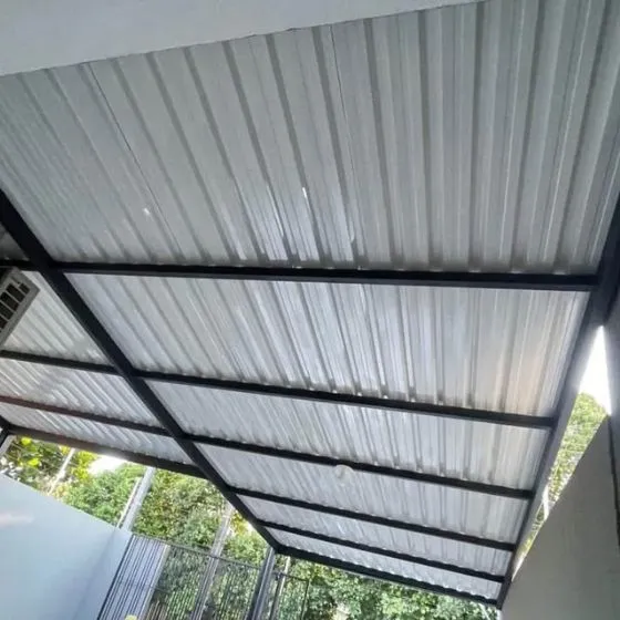 Cobertura de Telha Sanduíche em Guarulhos SP Cobertura de Telha Sanduíche em Guarulhos SP — Cobertura em pátio de comércio com mesas externas