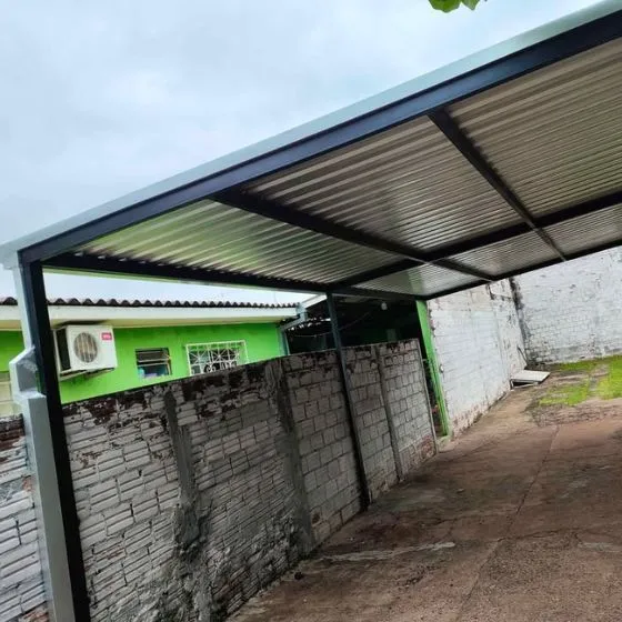 Cobertura de Telha Sanduíche em Guarulhos SP Cobertura de Telha Sanduíche em Guarulhos SP — Instalação em estacionamento
