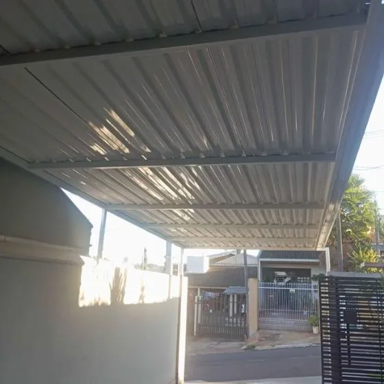 Cobertura de Telha Sanduíche em Guarulhos SP Cobertura de Telha Sanduíche em Guarulhos SP — Instalação em fachada comercial