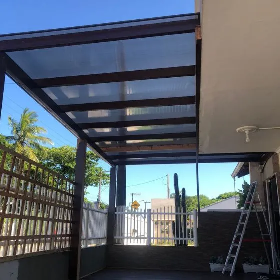 Pergolado de Alumínio com Policarbonato em Guarulhos SP Pergolado de Alumínio com Policarbonato em Guarulhos SP — Cobertura em pátio de comércio com mesas externas