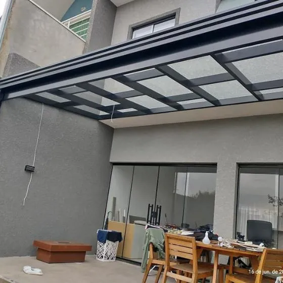 Pergolado de Alumínio com Policarbonato em Guarulhos SP Pergolado de Alumínio com Policarbonato em Guarulhos SP — Cobertura com estrutura metálica reforçada