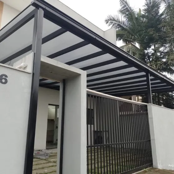 Pergolado Fixo de Ferro em Guarulhos SP Pergolado Fixo de Ferro em Guarulhos SP — Cobertura em pátio de comércio com mesas externas