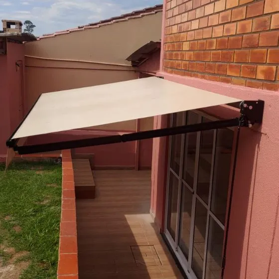 Toldo Articulado em Guarulhos SP Toldo Articulado em Guarulhos SP — Cobertura em pátio de comércio com mesas externas