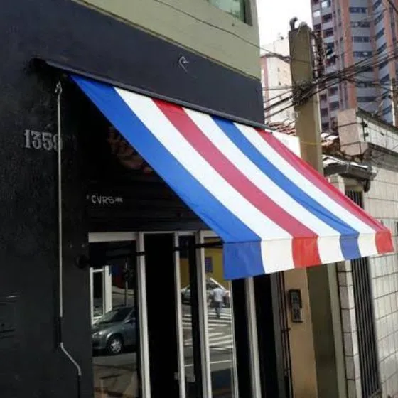 Toldo Cortina com Braços Laterais em Guarulhos SP Toldo Cortina com Braços Laterais em Guarulhos SP — Instalação em área gourmet com churrasqueira