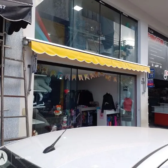 Toldo Cortina com Braços Laterais em Guarulhos SP Toldo Cortina com Braços Laterais em Guarulhos SP — Cobertura em pátio de comércio com mesas externas
