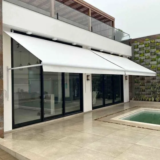 Toldo Cortina com Braços Laterais em Guarulhos SP Toldo Cortina com Braços Laterais em Guarulhos SP — Instalação em estacionamento