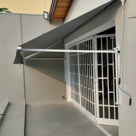Toldo Cortina com Braços Laterais em Guarulhos SP Toldo Cortina com Braços Laterais em Guarulhos SP — Cobertura com estrutura metálica reforçada