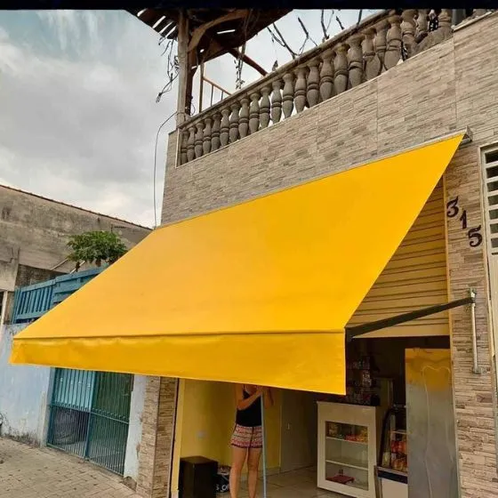 Toldo Cortina com Braços Laterais em Guarulhos SP Toldo Cortina com Braços Laterais em Guarulhos SP — Instalação em fachada comercial