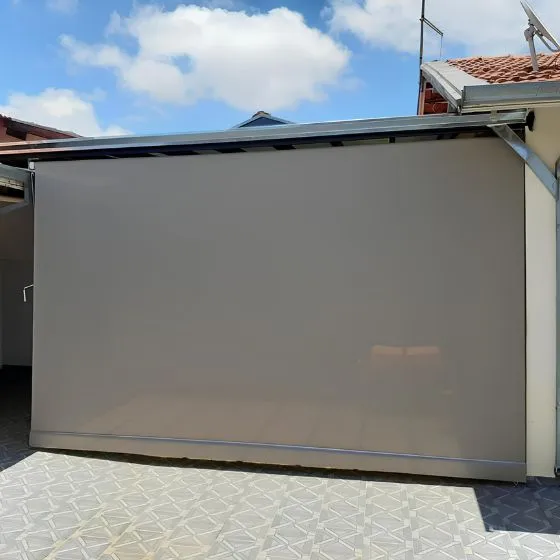 Toldo Cortina de Tela Screen em Guarulhos SP Toldo Cortina de Tela Screen em Guarulhos SP — Cobertura com calha lateral para escoamento