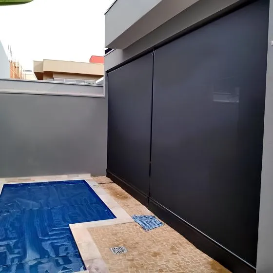 Toldo Cortina de Tela Screen em Guarulhos SP Toldo Cortina de Tela Screen em Guarulhos SP — Instalação em fachada comercial