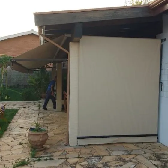 Toldo Cortina Fechamento Vertical em Guarulhos SP Toldo Cortina Fechamento Vertical em Guarulhos SP — Instalação em área gourmet com churrasqueira
