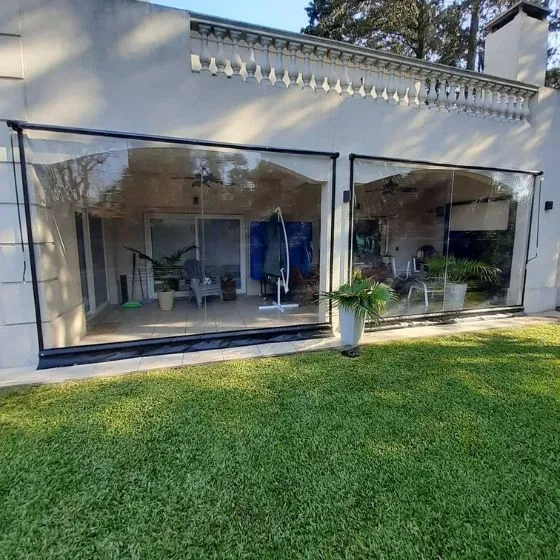 Toldo Cortina Fechamento Vertical em Guarulhos SP Toldo Cortina Fechamento Vertical em Guarulhos SP — Cobertura em quintal residencial coberto