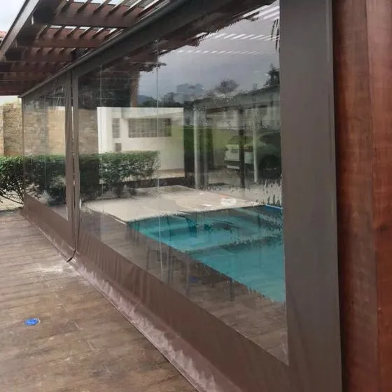 Toldo Cortina Fechamento Vertical em Guarulhos SP Toldo Cortina Fechamento Vertical em Guarulhos SP — Cobertura em pátio de comércio com mesas externas