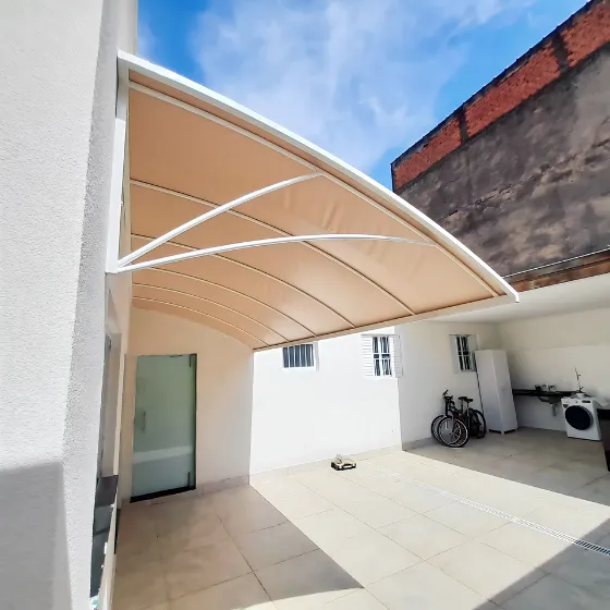 Toldo Fixo de Lona PVC em Jardim Mediterrâneo, Guarulhos SP Toldo Fixo de Lona PVC em Jardim Mediterrâneo, Guarulhos SP — Cobertura em quintal residencial coberto