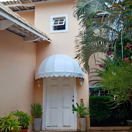 Toldo Fixo de Lona PVC em Jardim Mediterrâneo, Guarulhos SP Toldo Fixo de Lona PVC em Jardim Mediterrâneo, Guarulhos SP — Cobertura em pátio de comércio com mesas externas