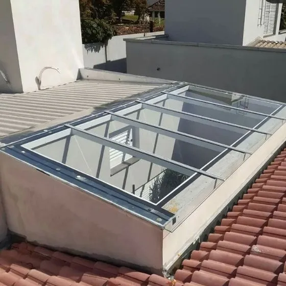 Toldo Fixo Policarbonato Compacto em Guarulhos SP Toldo Fixo Policarbonato Compacto em Guarulhos SP — Cobertura em pátio de comércio com mesas externas