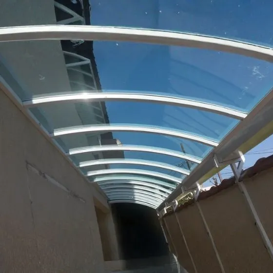 Toldo Fixo Policarbonato Compacto em Guarulhos SP Toldo Fixo Policarbonato Compacto em Guarulhos SP — Instalação em estacionamento