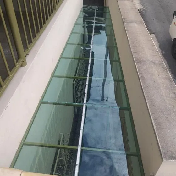 Toldo Fixo Policarbonato Compacto em Guarulhos SP Toldo Fixo Policarbonato Compacto em Guarulhos SP — Cobertura com calha lateral para escoamento