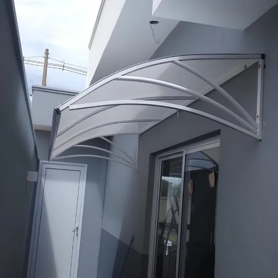 Toldo Policarbonato Alveolar em Guarulhos SP Toldo Policarbonato Alveolar em Guarulhos SP — Cobertura em pátio de comércio com mesas externas