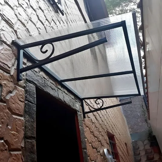 Toldo Policarbonato Alveolar em Guarulhos SP Toldo Policarbonato Alveolar em Guarulhos SP — Cobertura em passagem coberta entre ambientes