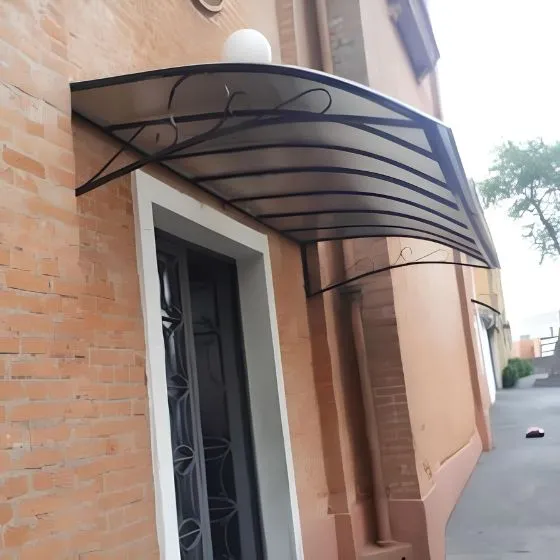 Toldo Policarbonato Alveolar em Guarulhos SP Toldo Policarbonato Alveolar em Guarulhos SP — Instalação em fachada comercial